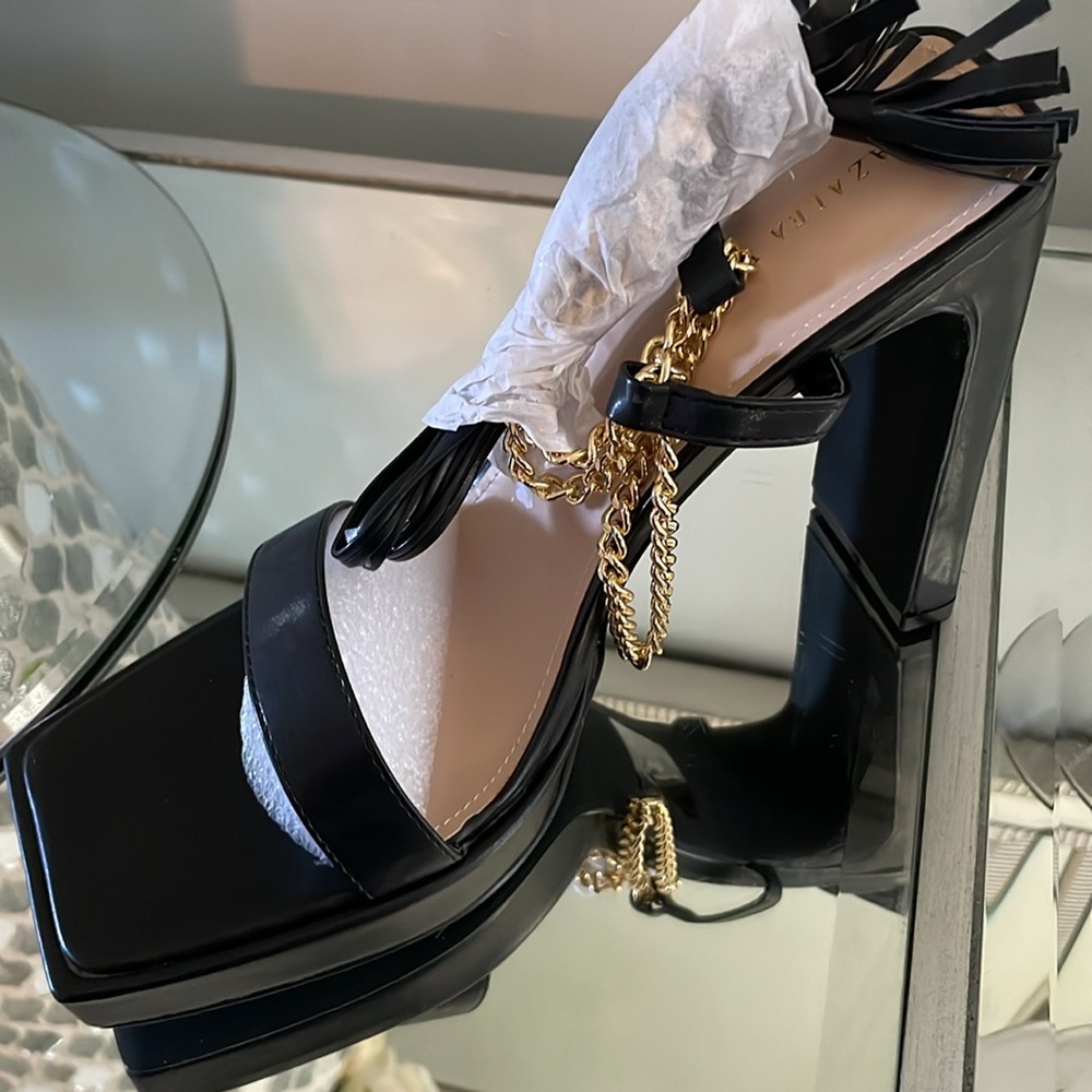 Black sandals ( sorry no more yellow only for reference).
